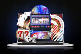 Studio meja langsung Casino Hold'em dengan dealer profesional dan kartu yang jelas terlihat